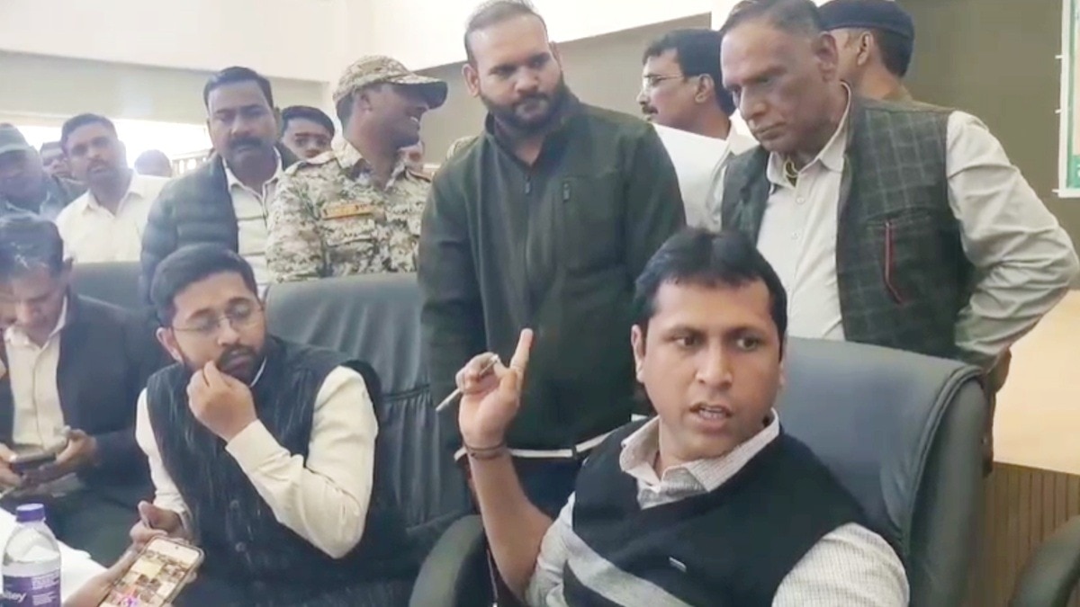 दतिया कलेक्टर का सख्त रुख, जनसुनवाई में पटवारी सस्पेंड.(Photo:Screengrab)