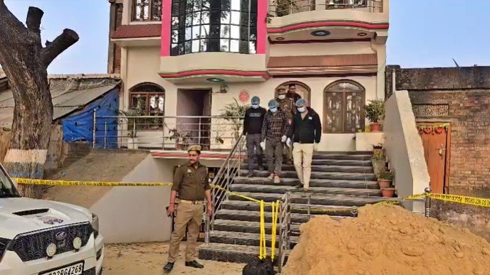 Police at crime scene to investigate Jaunpur double murder case (Photo - ITG)