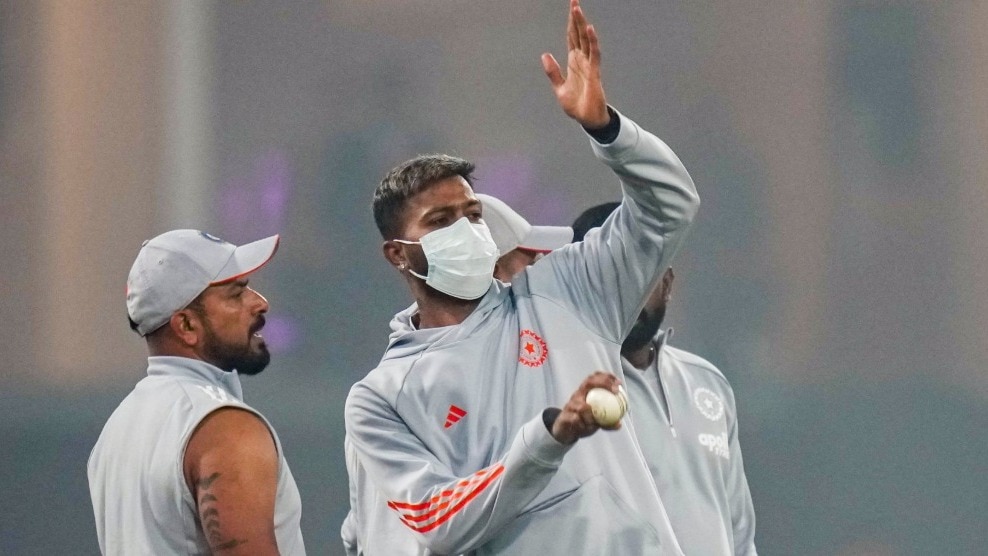 लखनऊ में घने कोहरे के चलते टॉस में हो रही देरी (Photo: PTI)