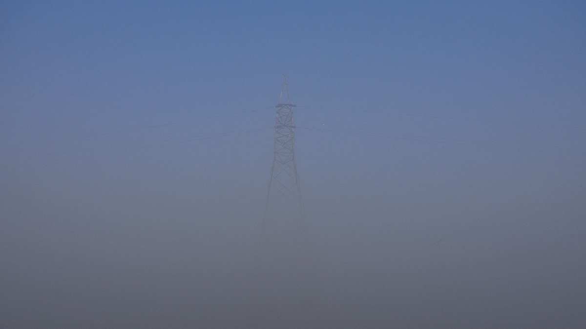 लगातार बढ़ रहे घने कोहरे के कारण यूपी परिवहन विभाग ने कई फैसले लिए हैं (Photo: PTI)