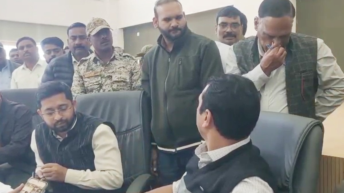 दतिया कलेक्टर ने पटवारी को किया सस्पेंड.(Photo:Screengrab)