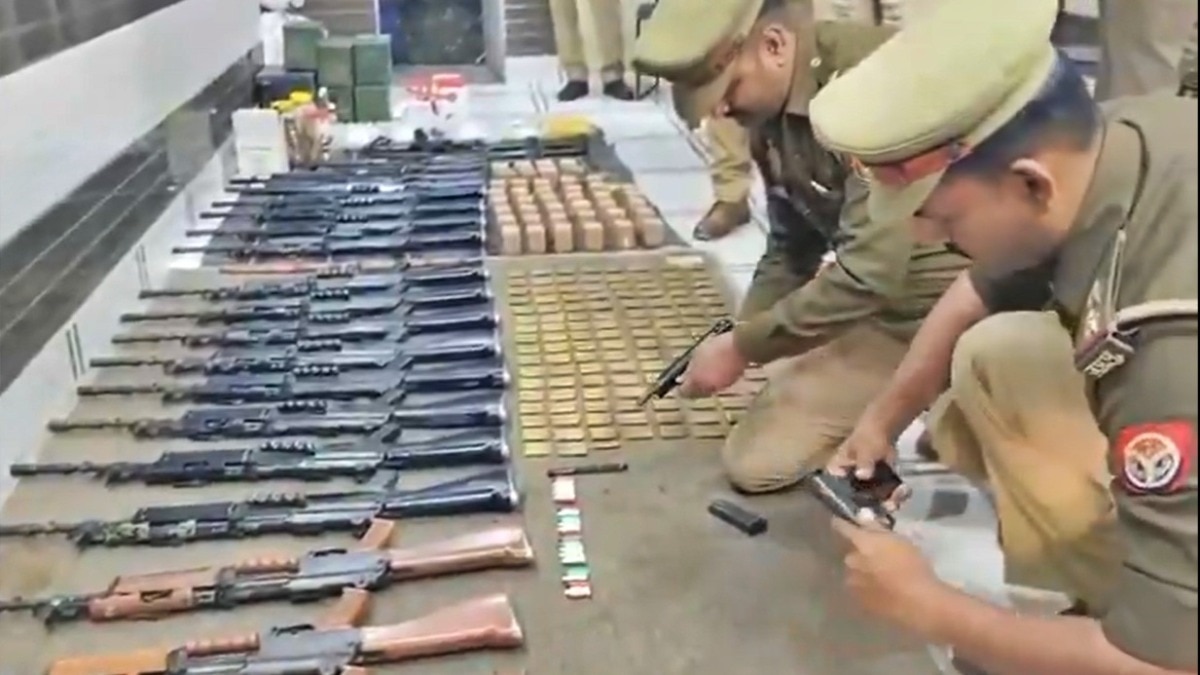 Ghaziabad Niwari police station video viral (Photo: Screengrab)