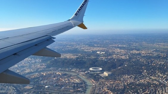 एयरलाइन से पैसेंजर ने मांगी मुफ्त टिकट, एक शब्द में मिला ये जवाब हो रहा वायरल