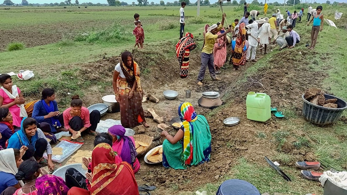 मनरेगा बन गया भ्रष्टाचार का अड्डा, लेकिन बहस खामियों के बजाय सिर्फ नाम बदलने पर