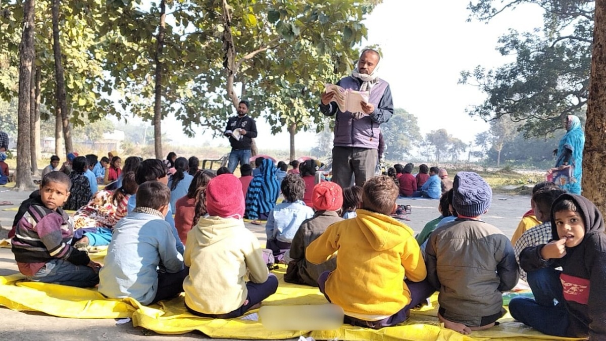 खुले आसमान के नीचे पढ़ाई.(Photo: Abhishek Pandey/ITG)