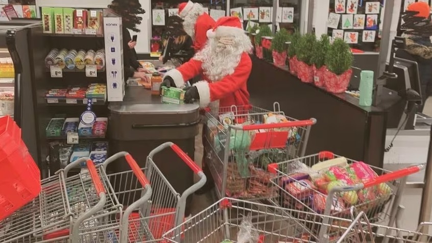 Santas and a group of masked elves (Les Soulèvements du fleuve/Instagram)