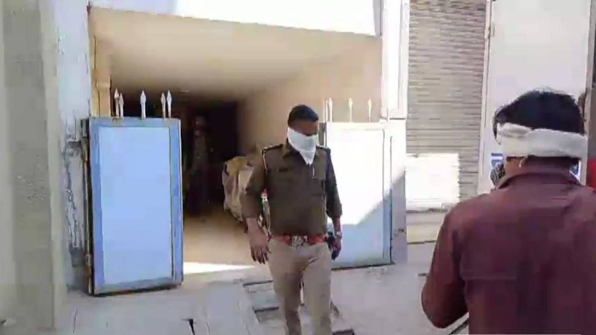 बंद कमरे का नजारा देख सन्न रह गई पुलिस. (Photo: Screengrab)