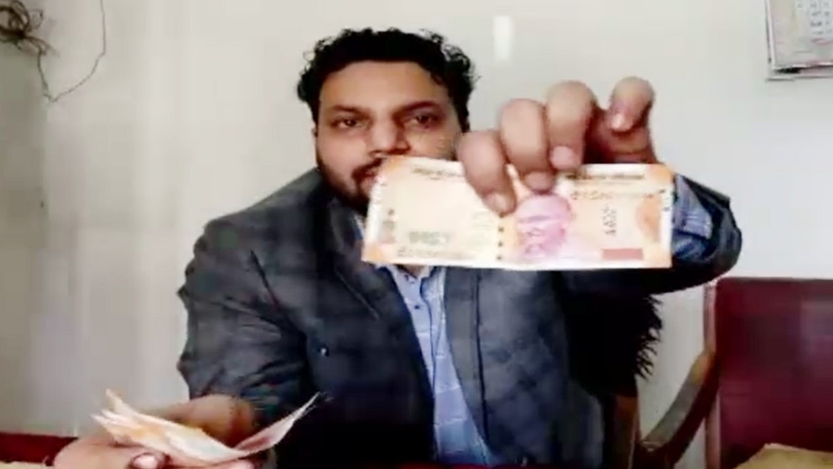 SDM ने दलालों को दिए नोटों के नंबर पहले ही लिख लिए थे.(Photo:Screengrab)