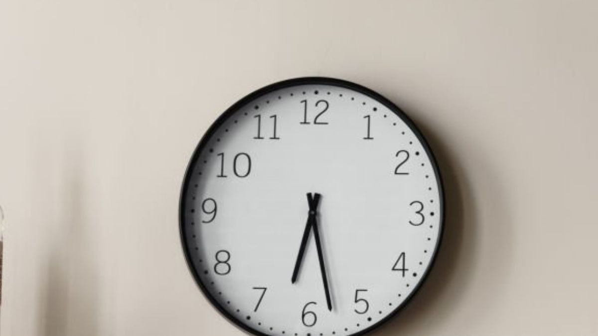 गलत दिशा में लगी घड़ी बन सकती है मुसीबत.