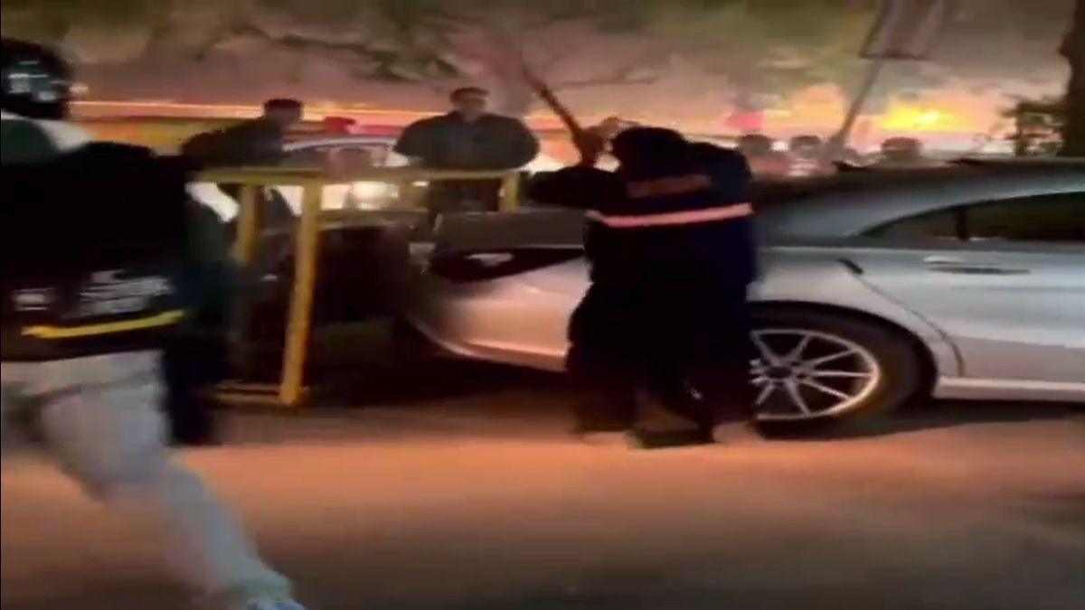 गार्ड ने मर्सिडीज पर बरसाई लाठी. (Photo: Screengrab)