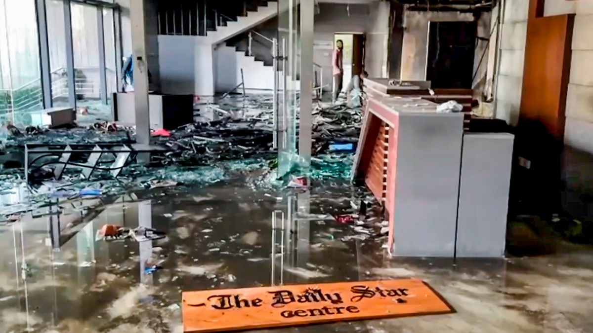 दंगाइयों ने बांग्लादेश के 2 मीडिया हाउसेज में आग लगा दी. (Photo: PTI)