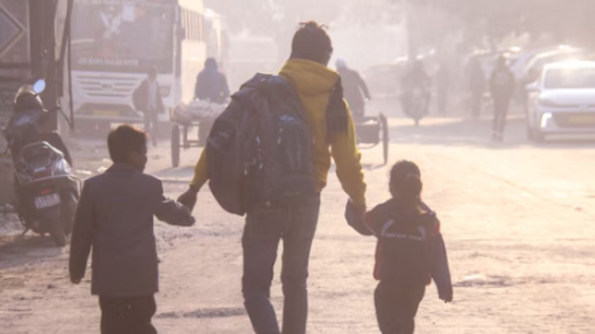 दिल्ली सरकार सरकारी स्कूल के 10 हजार क्लास रूम में एयर प्यूरीफायर लगवाएगी. (Photo : PTI)