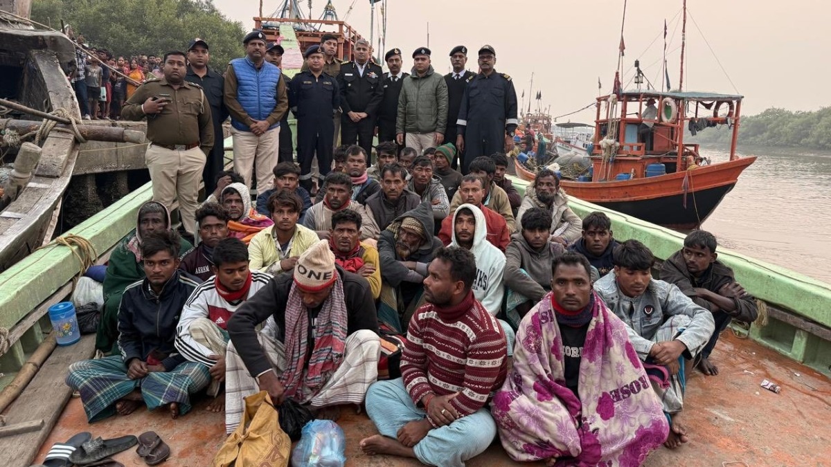 भारतीय तटरक्षक बल ने 16 दिसंबर को भारतीय जलसीमा में दो बांग्लादेश नौकाएं पकड़ी थीं (Photo:indiaCoastGuard)