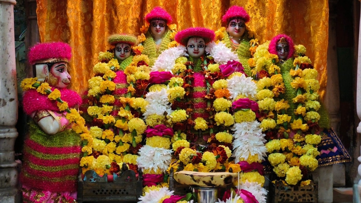 भगवान के लिए गर्म कपड़े और ब्लोवर की व्यवस्था.(Photo: Roushan Kumar/ITG)