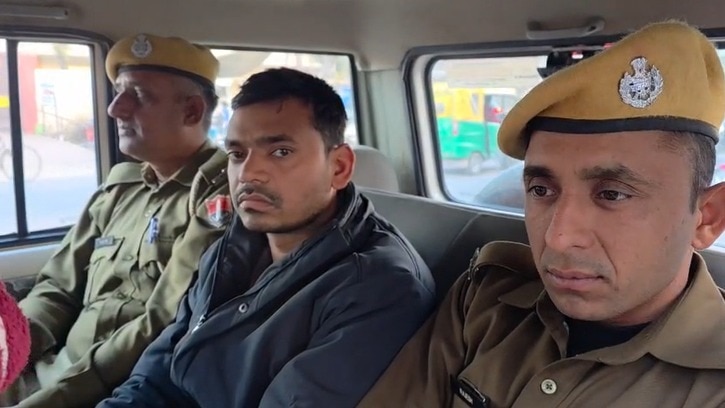 पुलिस की गिरफ्त में आरोपी.(Photo: Screengrab)