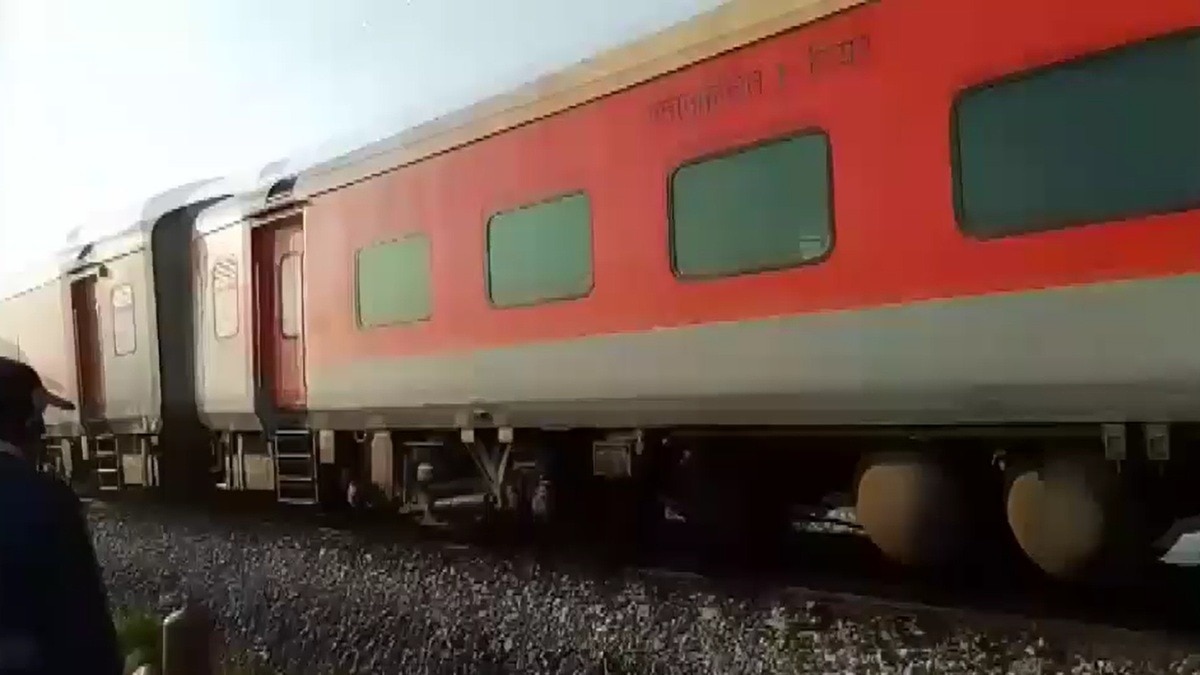 सैरांग-नई दिल्ली राजधानी एक्सप्रेस हुई दुर्घटनाग्रस्त.  (Photo: Screengrab)