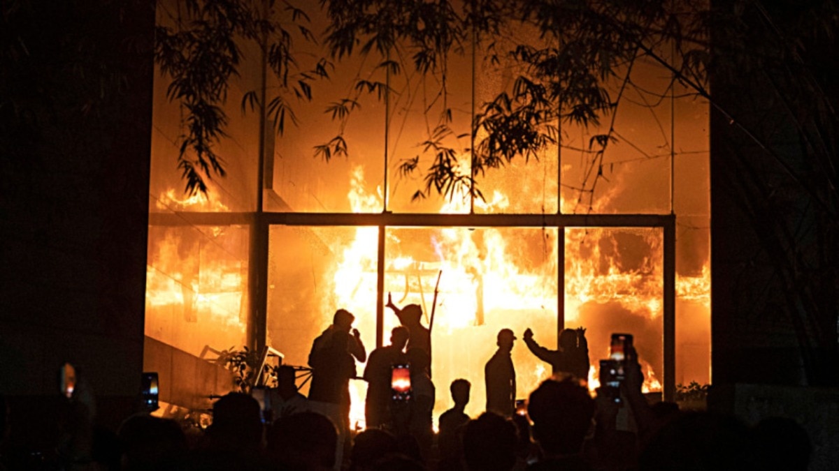 ढाका में भीड़ ने डेली स्टार अखबार के दफ्तर में तोड़फोड़ और आगजनी की. (PHOTO- DAILY STAR)