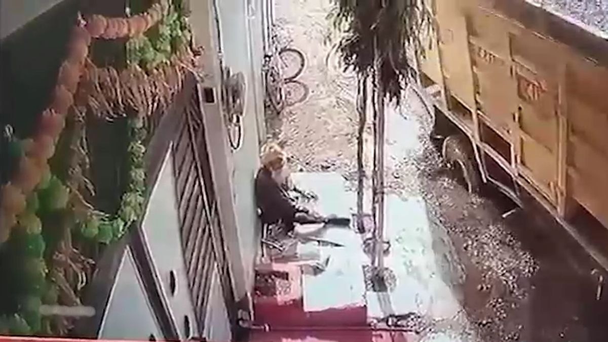 टायर सड़क में धंसा और पलट गया डंपर. (Photo: Screengrab)