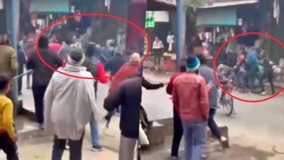 Badaun mob severely beat robbers (Photo - Screengrab)  