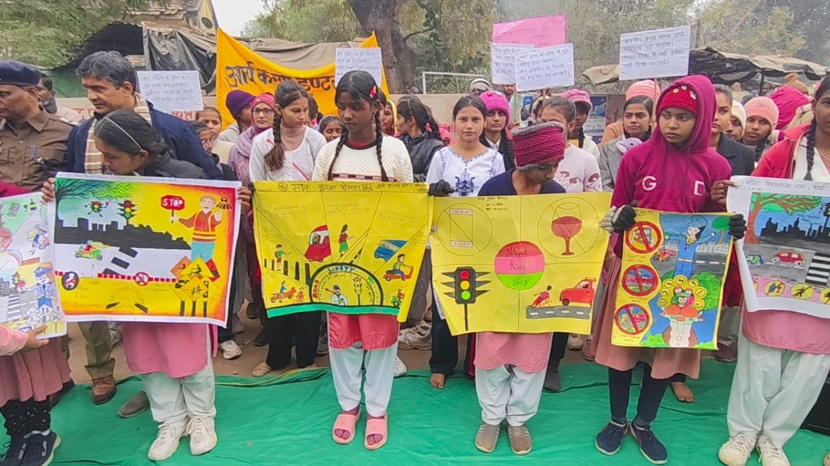 कोहरे के कहर के बीच सड़क सुरक्षा की पहल.(Photo: Siddhartha Gupta/ITG)