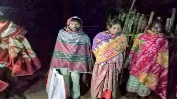 झोले में बेटे का शव लेकर गांव पहुंचे पिता (Photo: Screengrab)