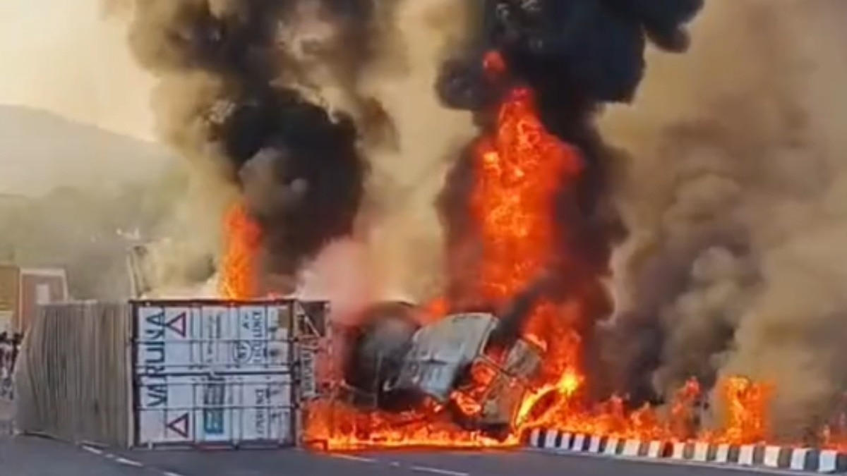 हादसे में दोनों चालक घायल.(Photo: Pankaj sharma/ITG)