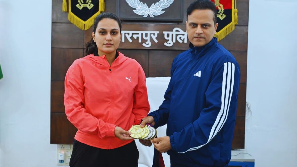 लेडी कॉन्स्टेबल रिया वर्मा को एसएसपी ने किया सम्मानित. (Photo: ITG)