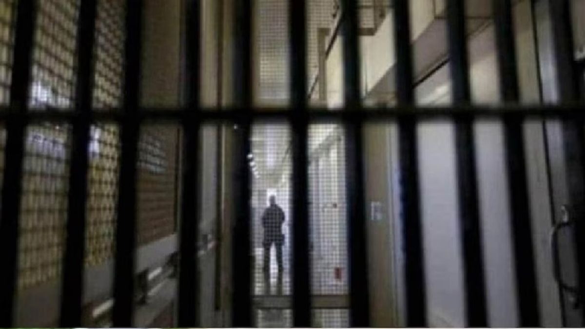 बाप-बेटे को चोरी के आरोपी में पुलिस ने पकड़ा. (Photo: Representational)