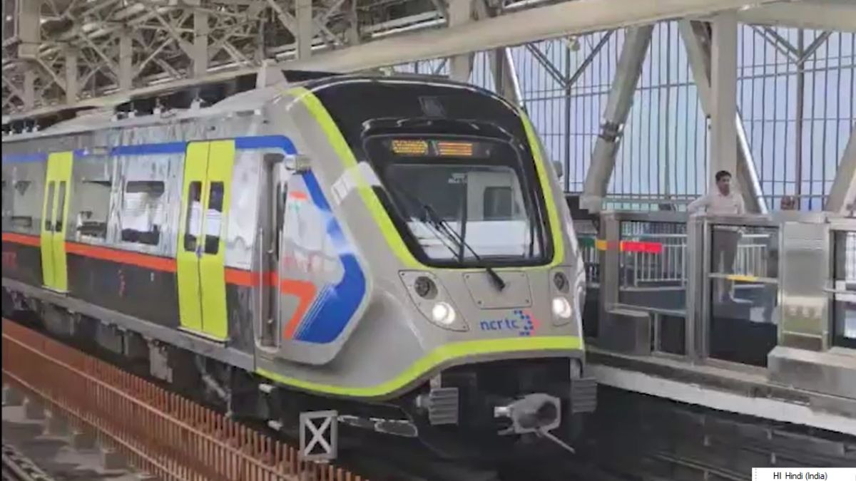 रैपिड रेल के कोच में की आपत्तिजनक हरकत. (Photo: Screengrab)