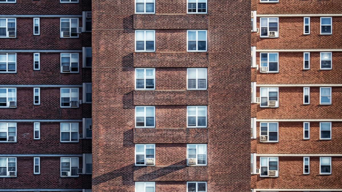 man-hangs-from-hotel-sign-in-underwear-to-escape-wife-fourth-floor