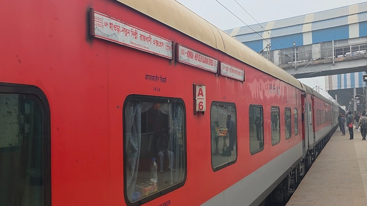 कोहरे के चलते कई-कई घंटें लेट चल रही हैं ट्रेनें. (Photo: Uday Gupta/ITG)