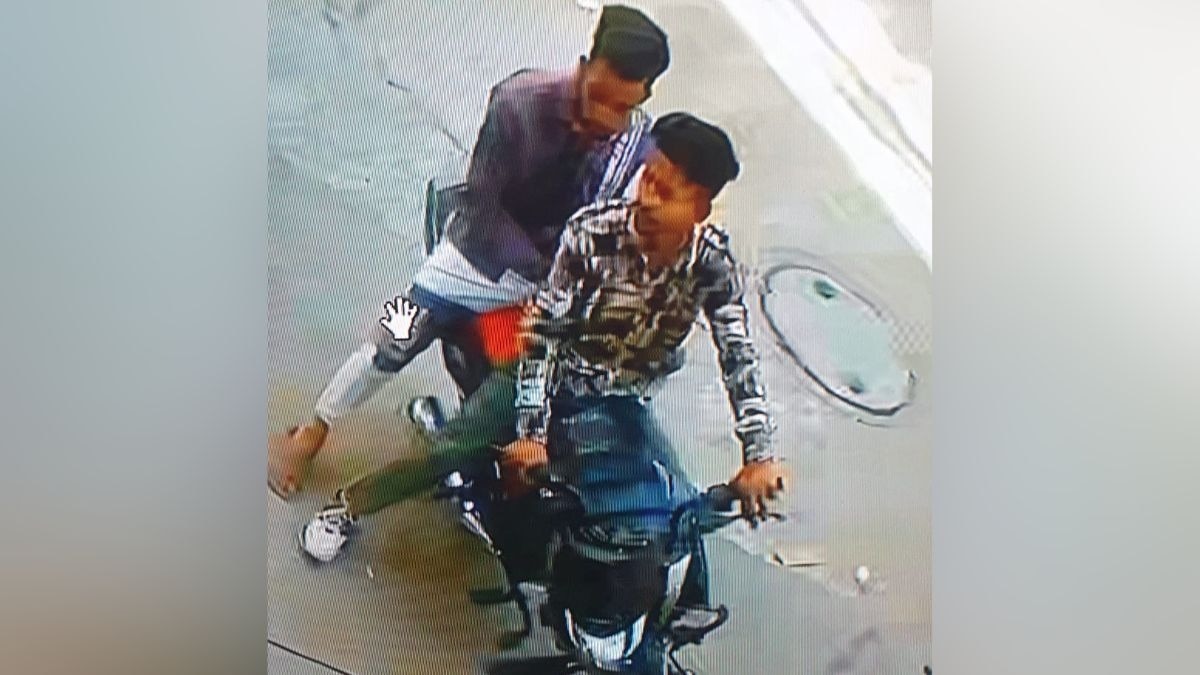 सीसीटीवी में दिखे बैटरी चोर. (Photo: Screengrab)