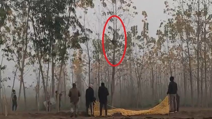 रेस्क्यू में देरी पर लोगों में नाराजगी.(Photo: Screengrab)