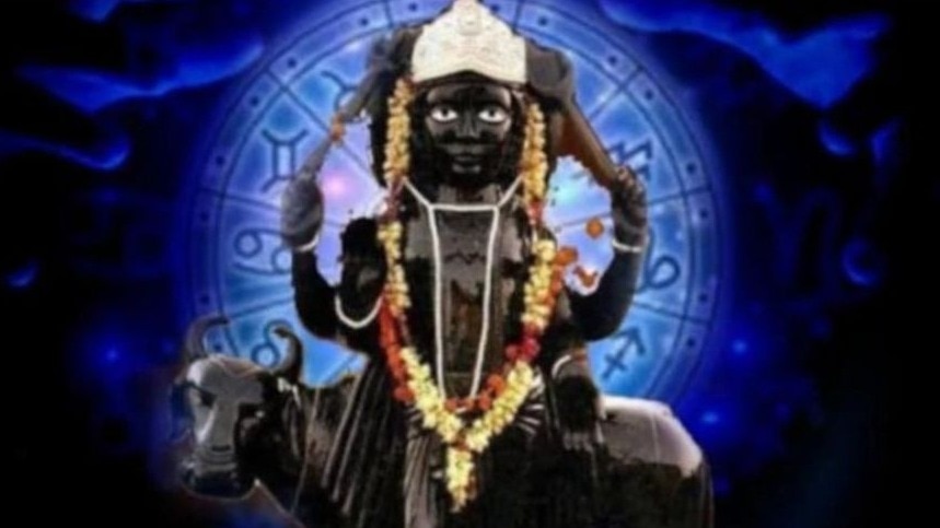 शनि का दान किसी भी व्यक्ति के हाथों में देना फलदायी नहीं होता है.