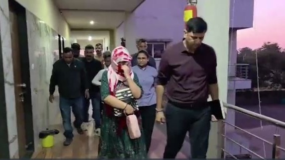 रिसॉर्ट से पकड़ी गईं कई विदेशी लड़कियां (Photo: Screengrab)