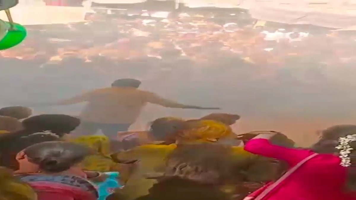 आग में झुलसे एनसीपी के 2 पार्षद. (Photo: Screengrab)