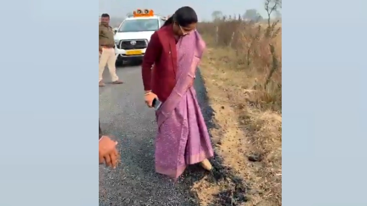 मंत्री के पैर से कुरेदते ही उखड़ी सड़क.(Photo:Screengrab)