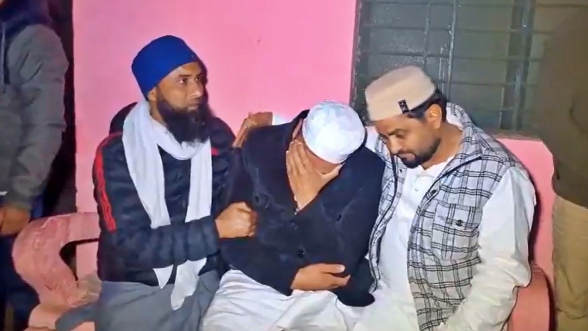 Family members weeping and wailing after Bijnor road accident (Photo - Screengrab)