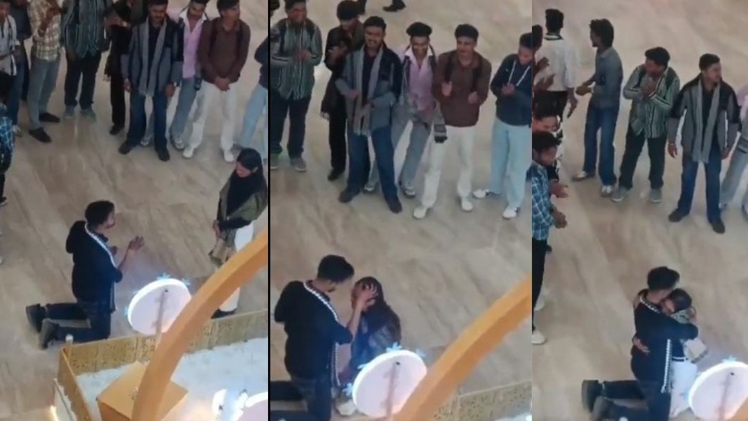 युवक ने सबके सामने अपनी गर्लफ्रेंड को घुटनों पर बैठकर शादी का प्रस्ताव रखा. ( Photo: @GreaterNoidaW)