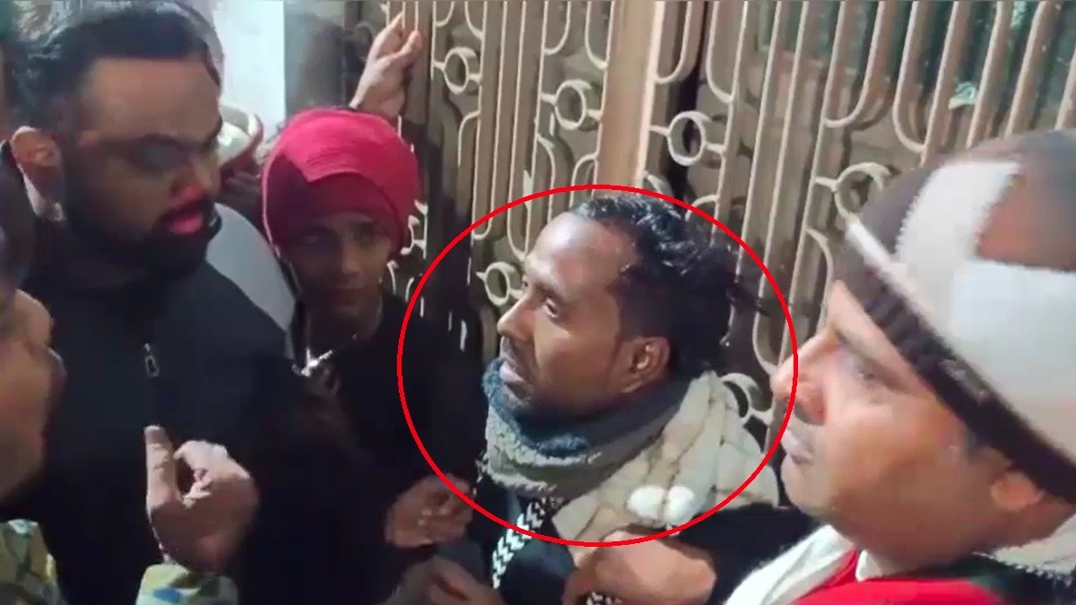 बिजनौर में बुर्का पहनकर घूम रहा था युवक. (Photo: Screengrab)