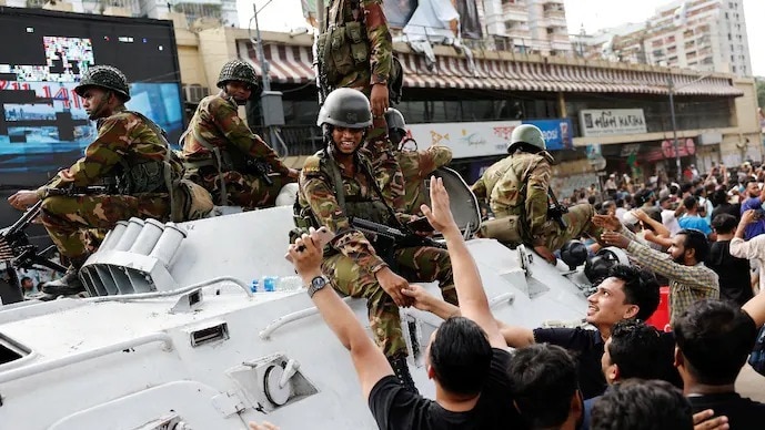 बांग्लादेश में मौजूदा हालात को देखते हुए बॉर्डर पर सिक्योरिटी कड़ी कर दी गई है.