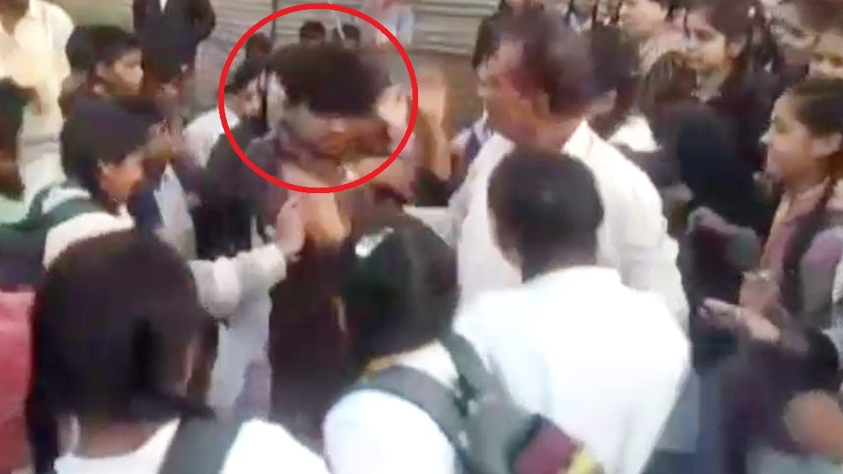 छात्राओं ने कर दी युवक धुनाई.(Photo:Screengrab)