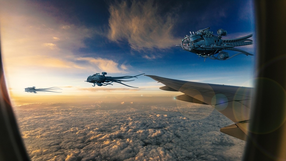 Pilot reports UFO to ATC