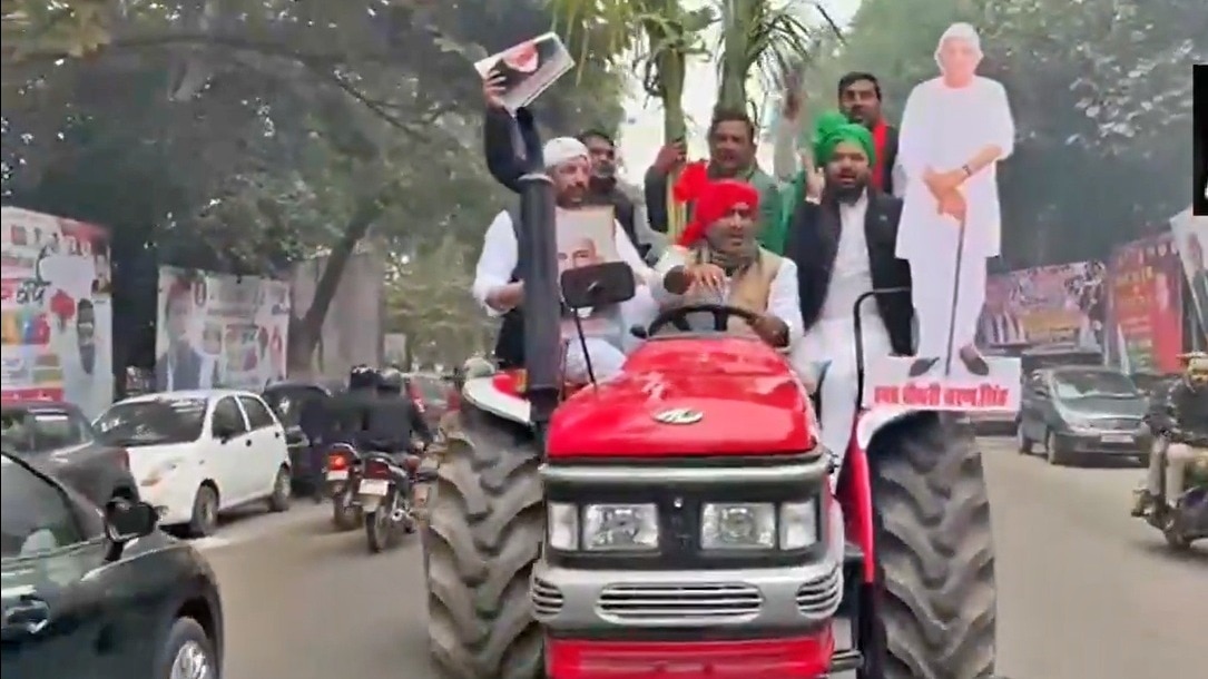 SP MLA arrives at assembly on tractor (Photo: Screengrab)