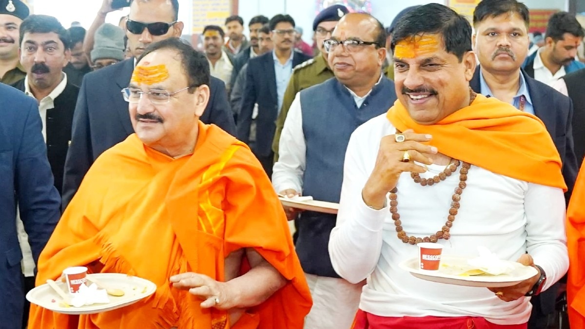 जेपी नड्डा और मोहन यादव ने खुद उठाई अपनी थाली.(Photo:ITG)