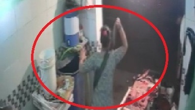 महिला की सूझबूझ से बची पति की जान. (Photo: Screengrab)