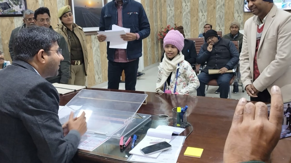 गोरखपुर जिलाधिकारी से मुलाकात करती जिज्ञासा (Photo ITG)