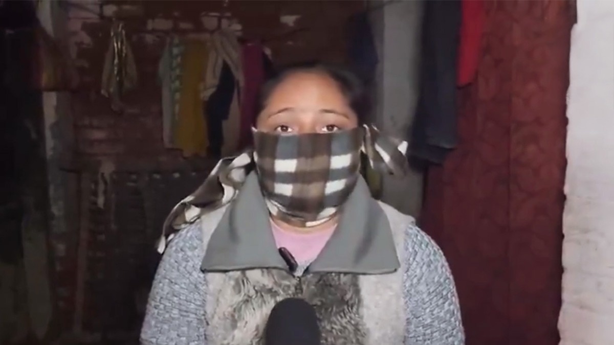 कुलदीप सेंगर को जमानत मिलने पर मीडिया से बात करती रेप पीड़िता की बहन  (File Photo X@AHindinews)