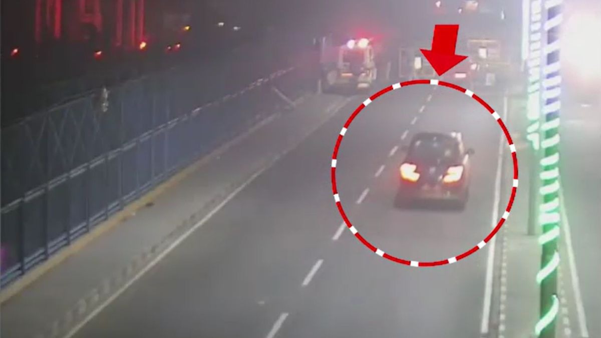 पुलिसकर्मियों को कुचलते हुए निकल गया कार वाला. (Photo: Screengrab)