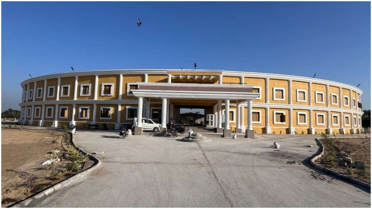 Photos: एक कमरे की मदद मांगी थी... मगर शख्स ने बनवा दिया 'संसद' जैसा स्कूल!